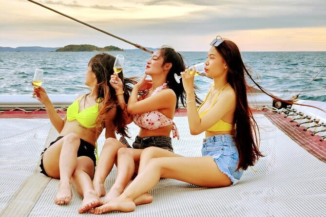 Exclusive Squid Fishing on Chic Floating Café from Pattaya - Timing, Group Size, and Getting Your Best Seat
