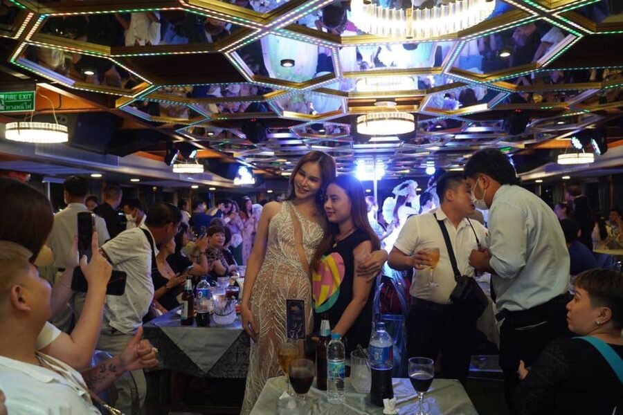 Pattaya: All Star Dinner Cruise, Cabaret Show & Beer Buffet - Getting to Balihai Pier E and finding your place on the boat