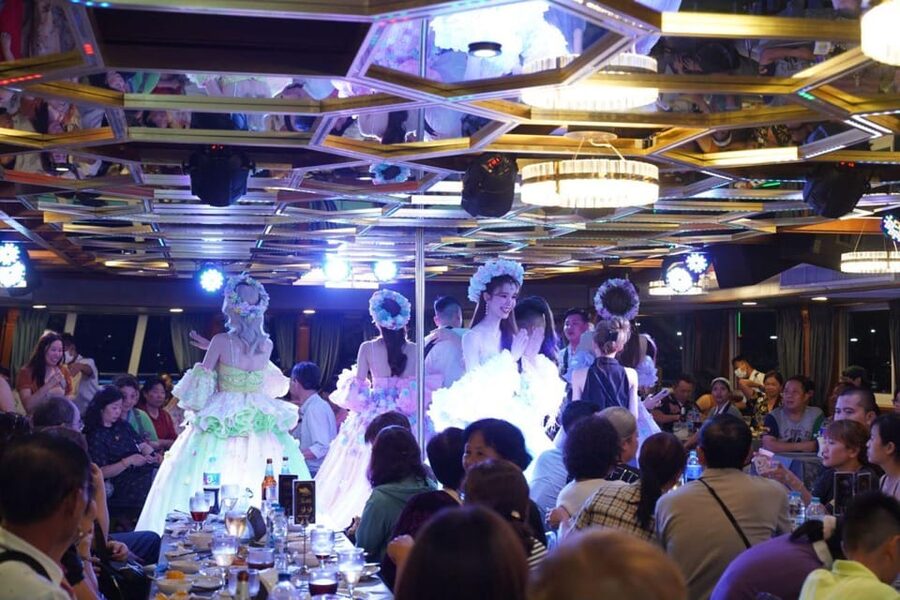 Pattaya: All Star Dinner Cruise, Cabaret Show & Beer Buffet - The cabaret show onboard: Tiffany Beauty winners and photo time