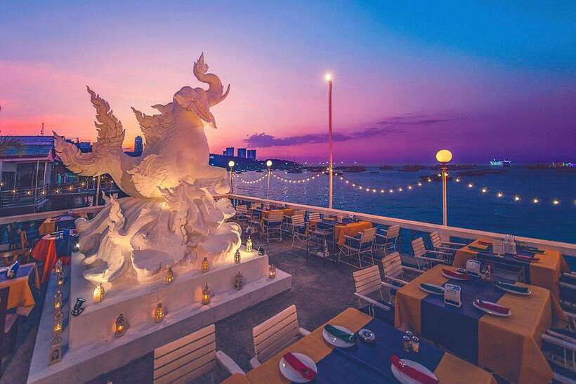 Pattaya: King Seafood Buffet Package - King Seafood’s Pattaya Walking Street setting and sea views