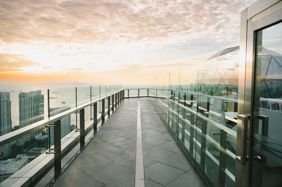 Pattaya: The Sky 32 at Grande CentrePoint Hotel - The 90-minute rhythm: how the evening is paced